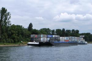 Now up closer - its actually three barges tied together- load of about 130 containers