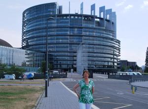 Nuala outside the main enterance to the Parliament