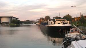 We are not the only ones moored at VW- by evening time there was a line of barges 