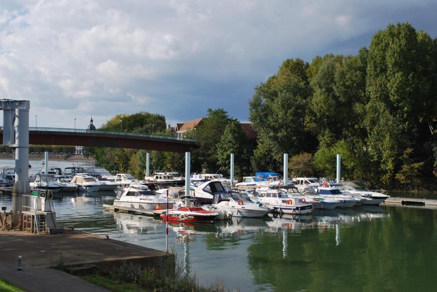 Marina - low water levels at the crane
