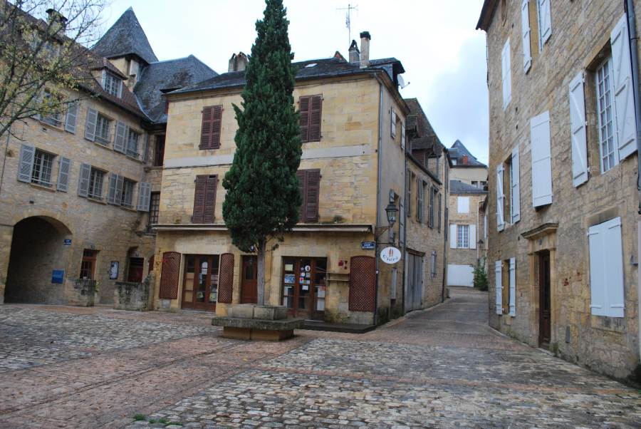 Sarlat Cour des Fontaines Square