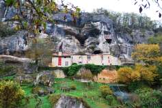 Maison Forte du Reignac- Castle in a rock face