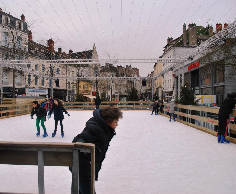 Artificial ice ring in Place de Beaune Chalon