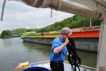Aground on Oise River- Getting rescued by barge- no charge glad to help